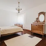 Viana Surf House