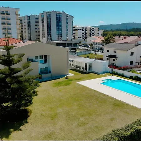 Viana Surf House בית נופש