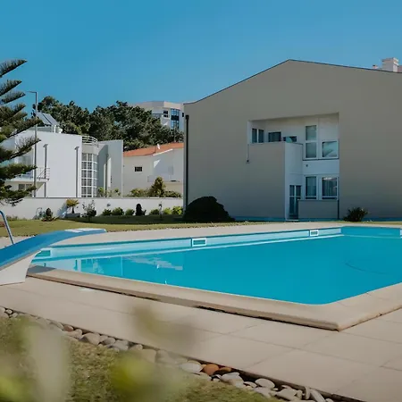 Viana Surf House *